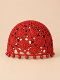 Turbante rojo sin borde efecto ganchillo, con perlas decorativas y punto aireado, fotografiado de frente