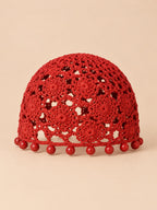 Turbante rojo sin borde efecto ganchillo, con perlas decorativas y punto aireado, fotografiado de frente