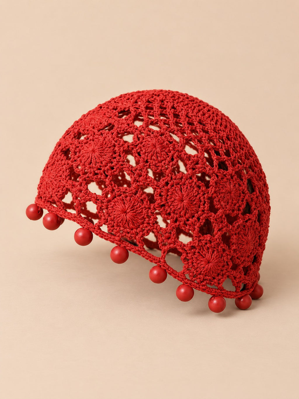 Gorro turbante vintage sin ala a ganchillo con perlas, color rojo, vista de tres cuartos
