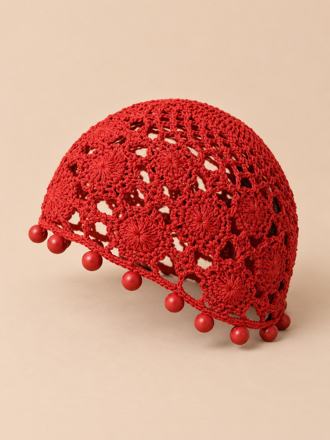 Bonnet turban perlé au crochet, rouge, vue de trois quarts