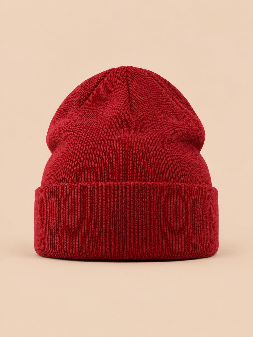Gorro liso clásico de punto suave y ligero, color burdeos, vista frontal, sobre fondo color arena y melocotón