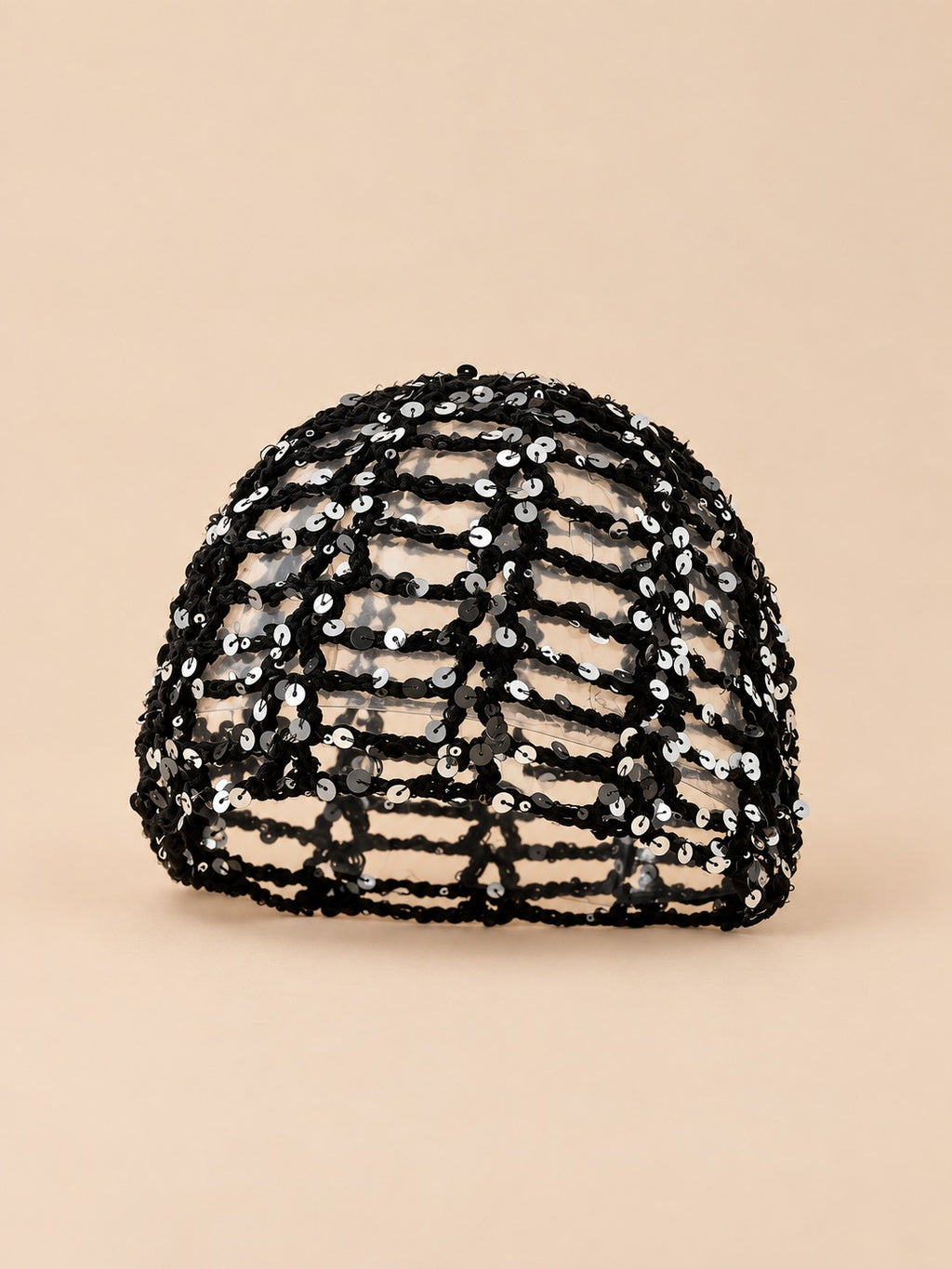 Gorro vintage calado con lentejuelas para viajar, color negro, vista frontal en la fotografía del producto