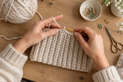 Mains crochetant un rectangle côtelé pour un bonnet