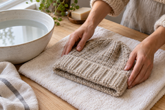 Bonnet remis en forme à plat sur une serviette
